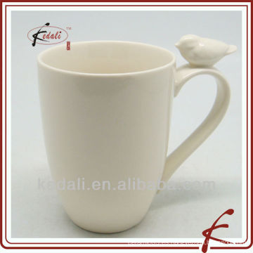 Taza de porcelana blanca con pájaro